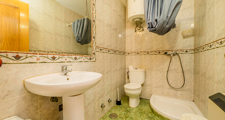 Bathroom shower with thermostatic valve and fixtures for consistent water pressure